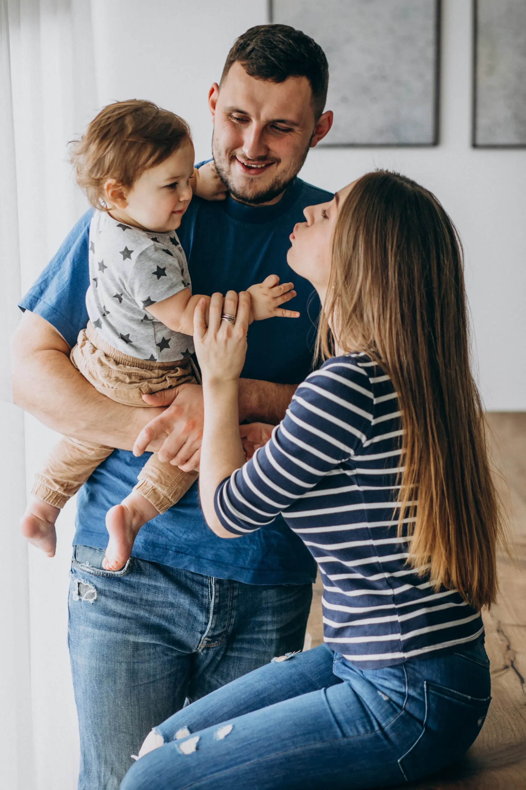 Familia informándose sobre subsidios para comprar su primera vivienda en Chile