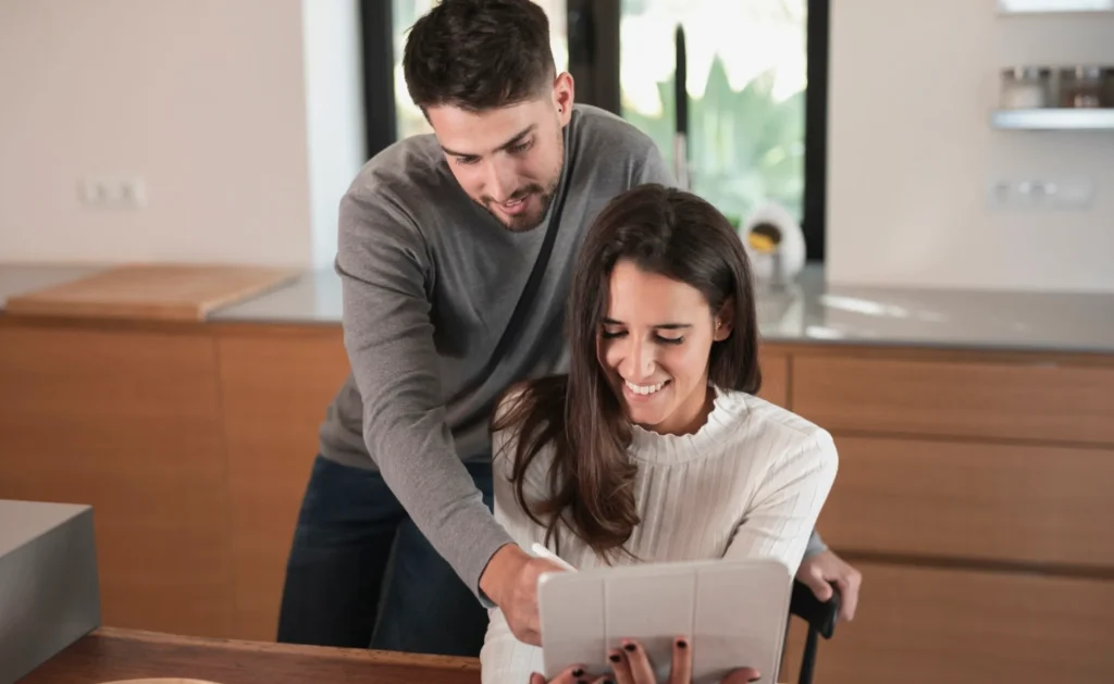 Pareja en un departamento nuevo, imagen del artículo sobre el sueldo necesario para comprar una vivienda en Chile