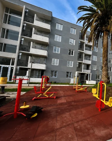 Áreas comunes con juegos infantiles y equipamiento exterior en proyecto Nueva Carrera